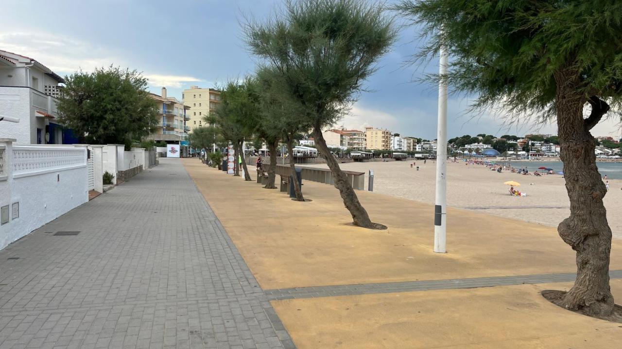 Apartamento En La Playa. Free Parking. Free Wifi L' Escala Exteriör bild